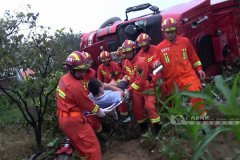 澳门金沙官网：桂林：大货车侧翻致2人被困 消防紧急救援